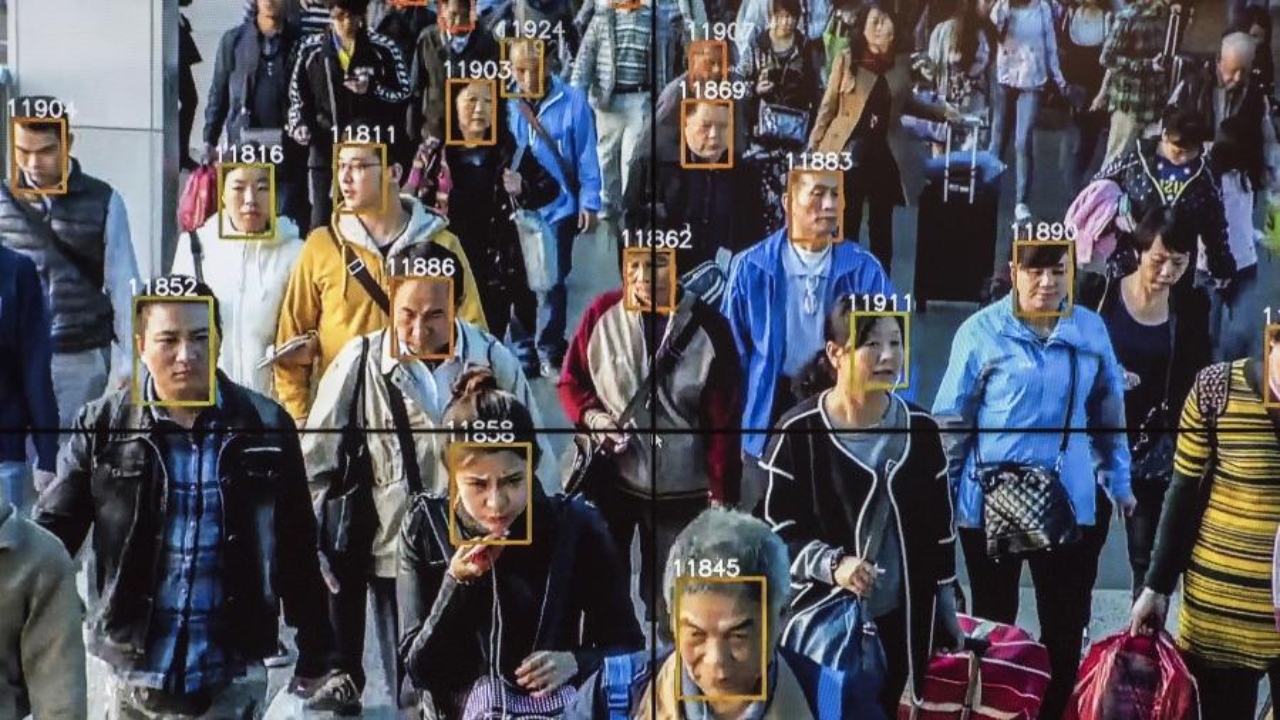 O dia em que um homem foi reconhecido e preso em meio a 60 mil pessoas, na China