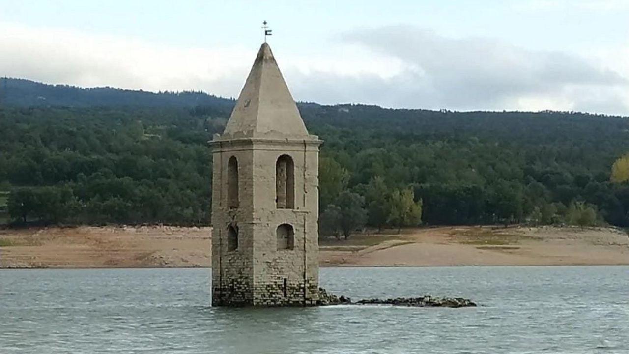 Seca em reservatório faz torre de igreja antiga ressurgir na Espanha