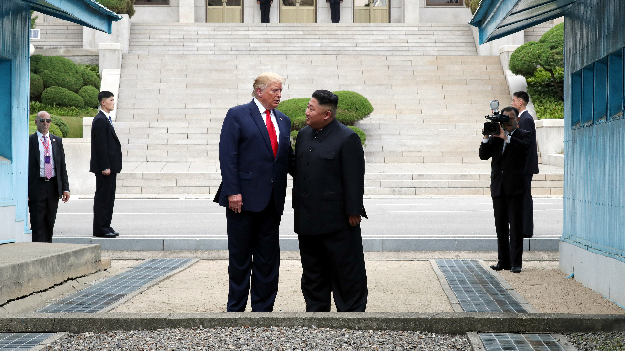 Após levar para casa, Trump devolve cartas enviadas por Kim Jong Un