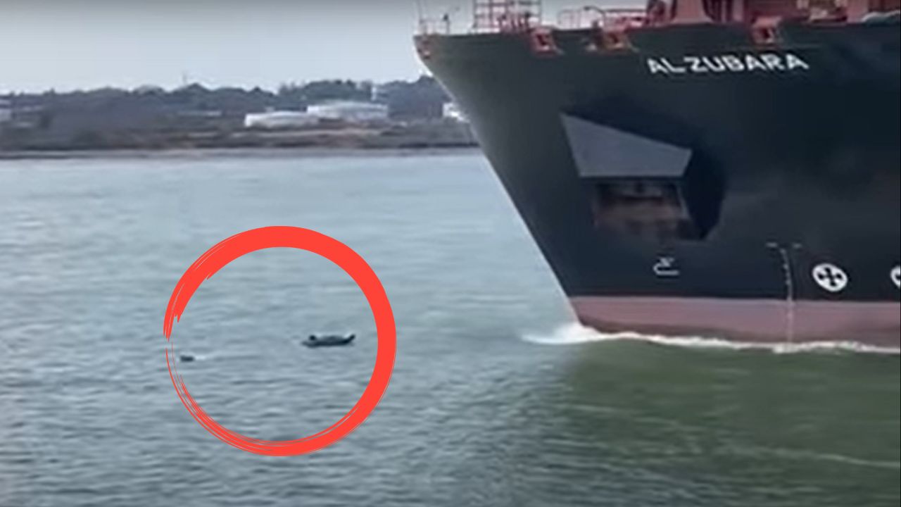 Homem em bote quase é morto por navio, veja o vídeo!