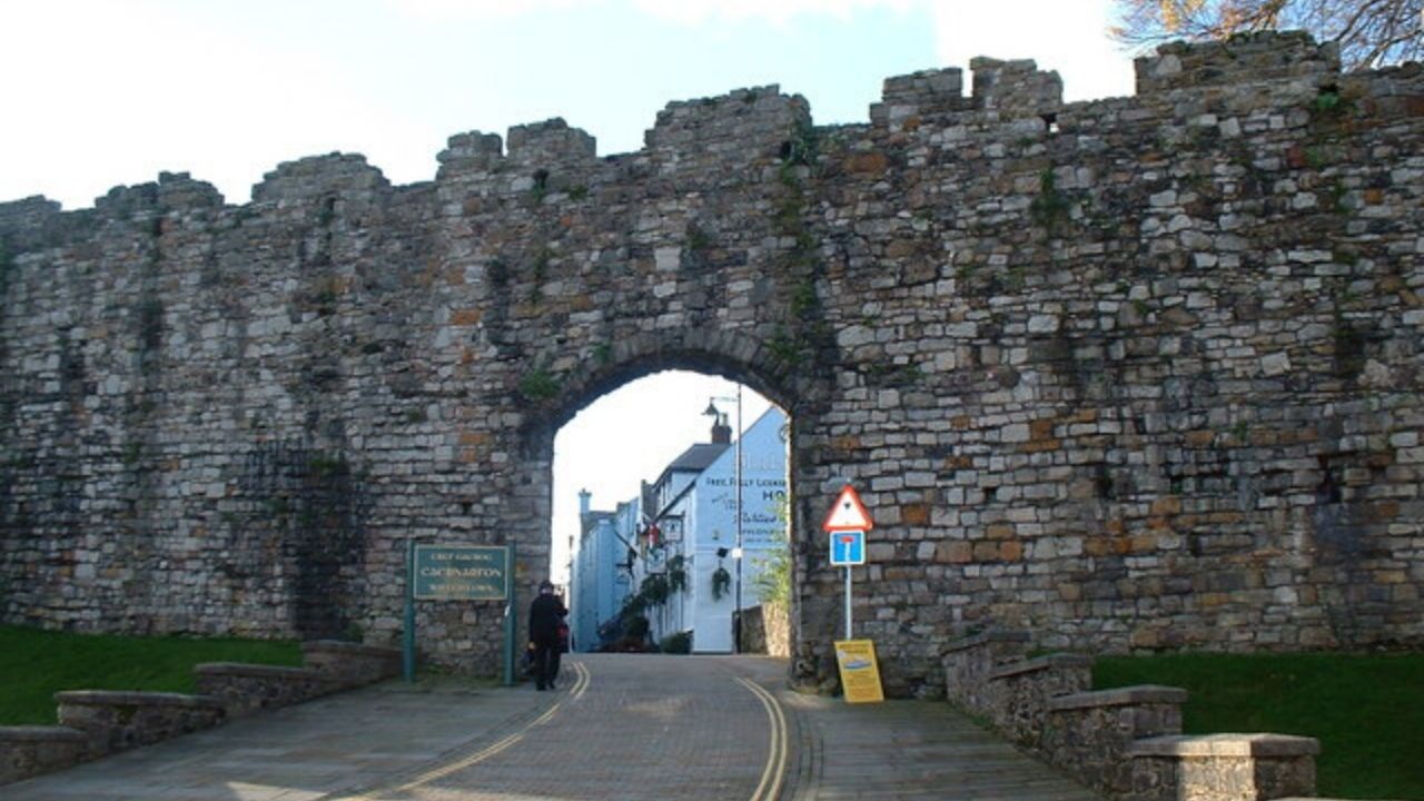 Arqueólogos encontram novas partes da muralha de Caernarfon, relíquia do século 13, no País de Gales