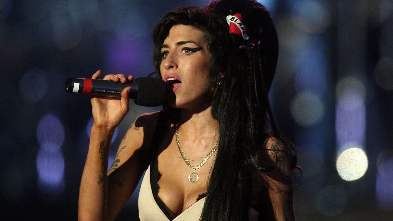 Em reabilitação: O dia que Amy Winehouse ajudou uma mulher que caiu do bote no mar