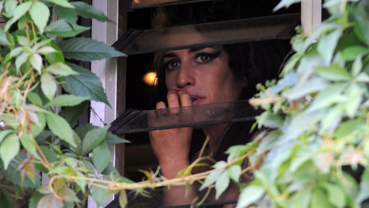 Traições, isolamento e alcoolismo: Os angustiantes dias finais de Amy Winehouse