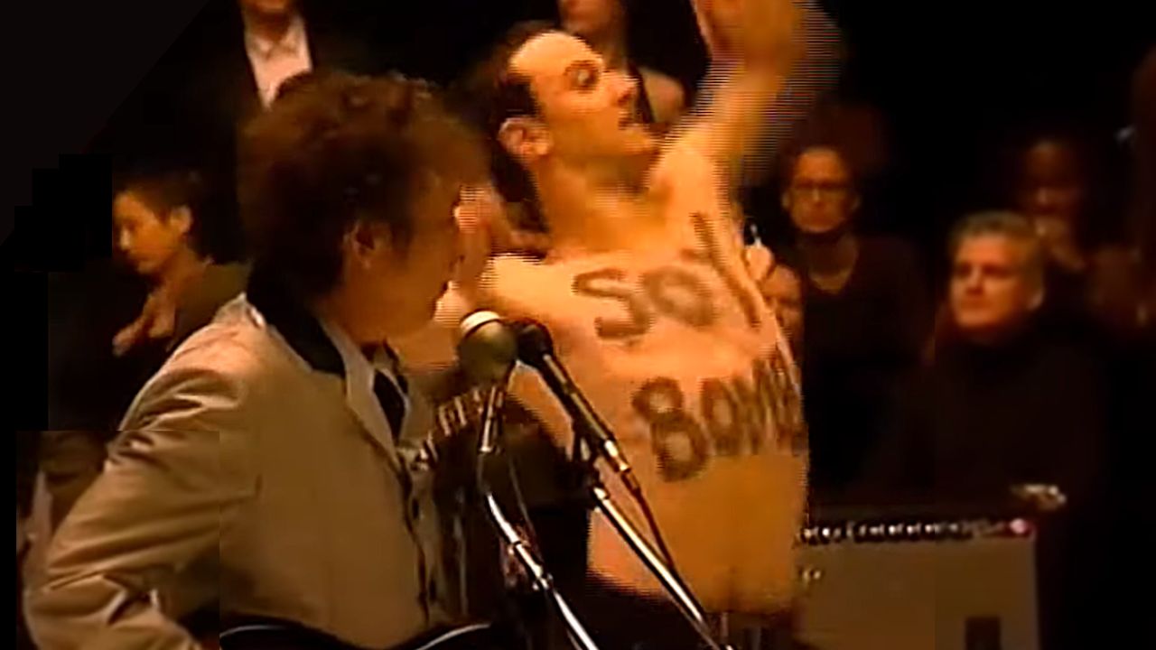 No Grammy, Bob Dylan foi surpreendido por um invasor sem camisa