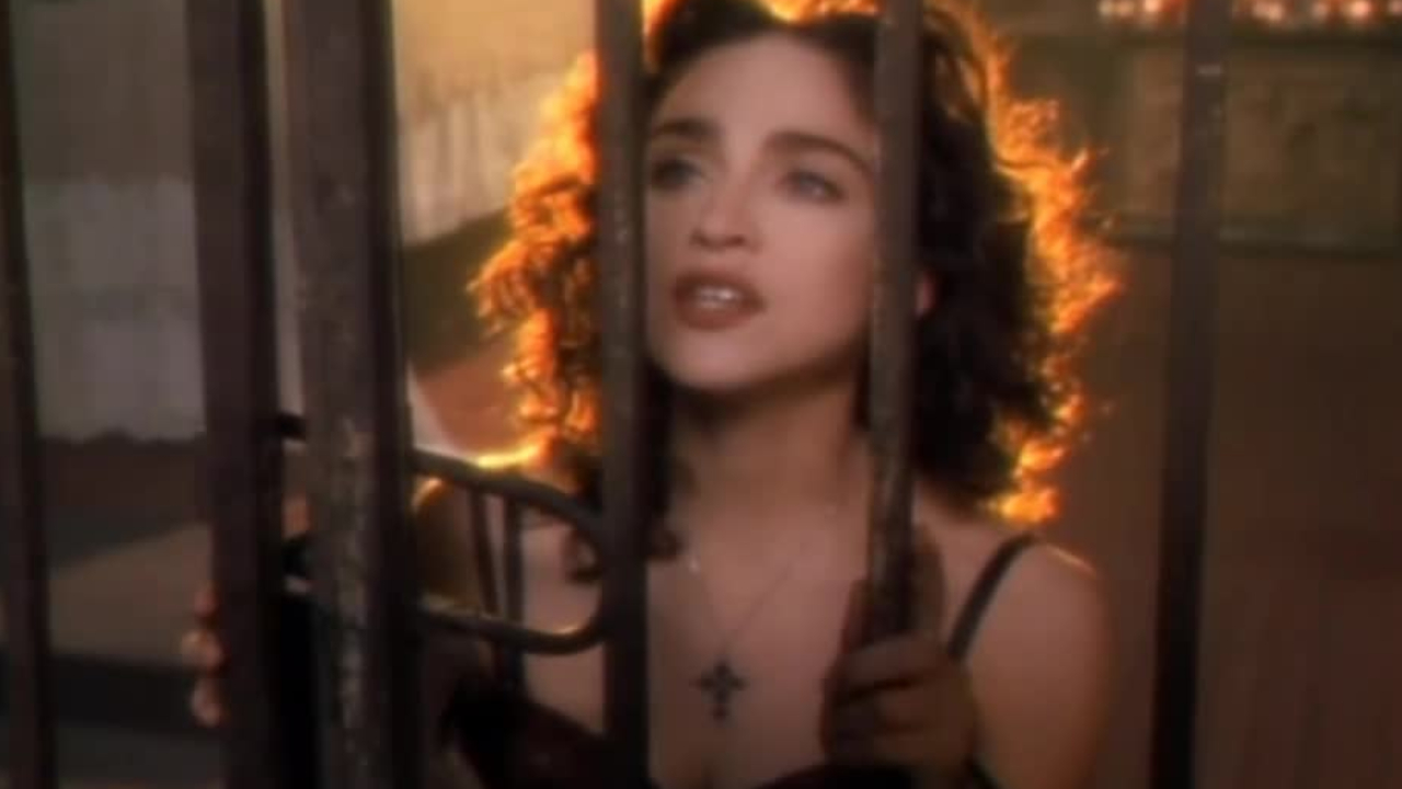 Cruzes em chamas e beijo em santo: como Like a Prayer consagrou a carreira de Madonna