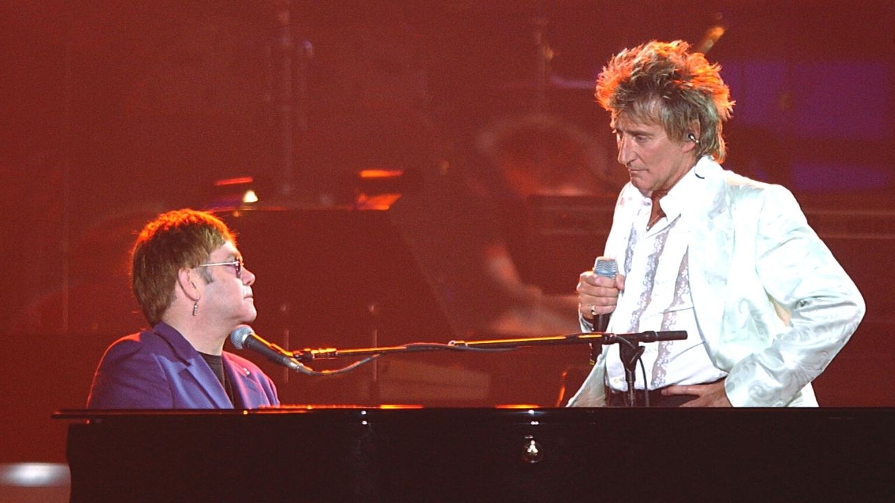 Pegadinhas e provocações públicas: os encontros e desencontros de Rod Stewart e Elton John