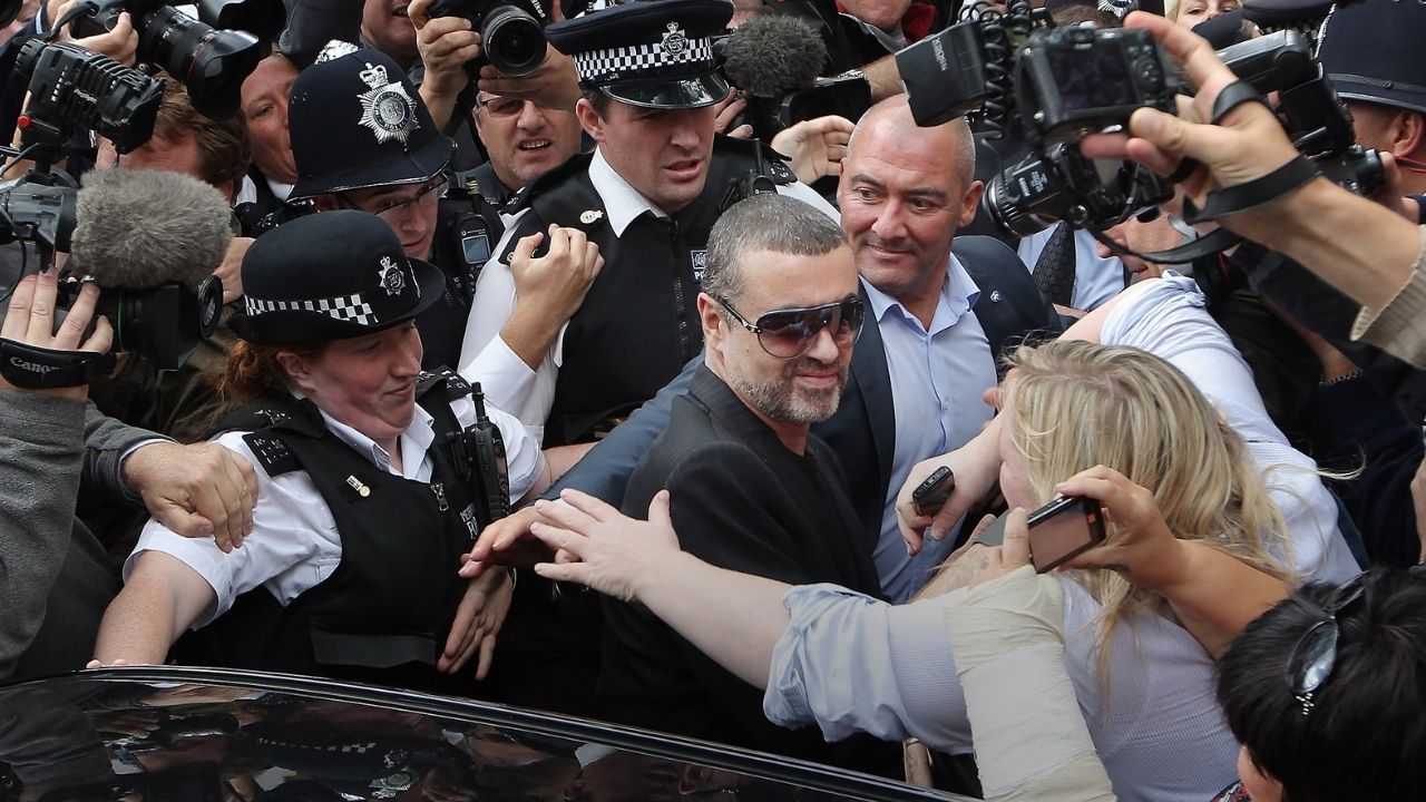 O dia que George Michael foi detido por tentar sexo com policial em local público
