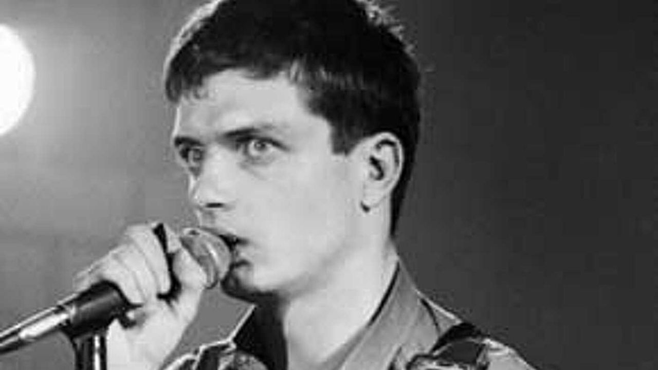 Ian Curtis: a escandalosa — e curta — vida íntima do vocalista do Joy Division