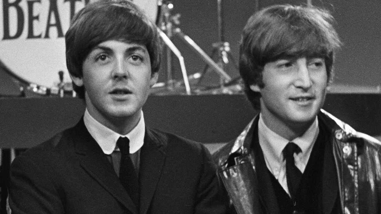 Há 64 anos: Perfil oficial de John Lennon publica foto do dia em que ele conheceu Paul McCartney