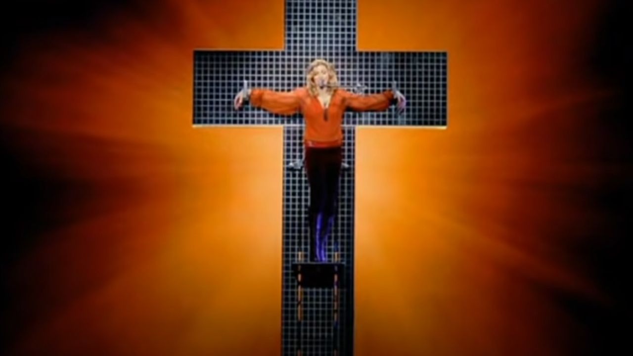 Madonna na ‘cruz’: quando a rainha do pop foi criticada por apresentação