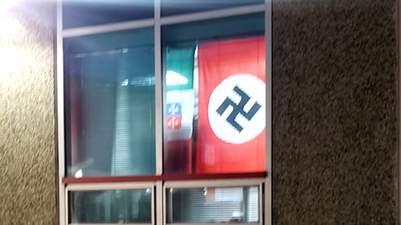 Bandeira nazista é vista em escola e gera revolta em comunidade americana