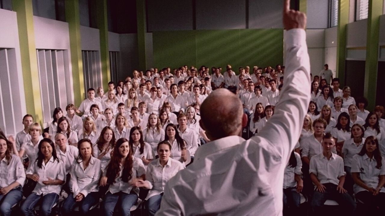 A Terceira Onda: O experimento real que expôs a facilidade das pessoas se tornarem nazistas