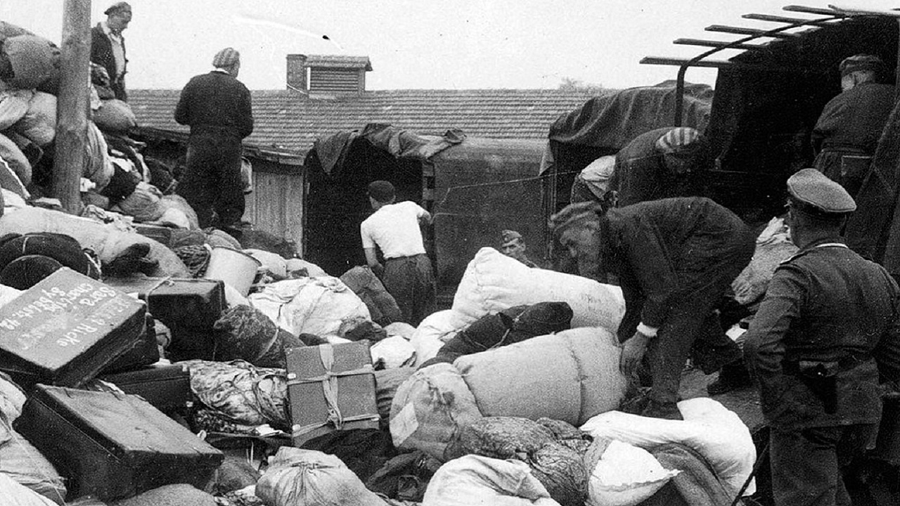 Os judeus forçados a trabalharem na triagem dos bens de prisioneiros em Auschwitz
