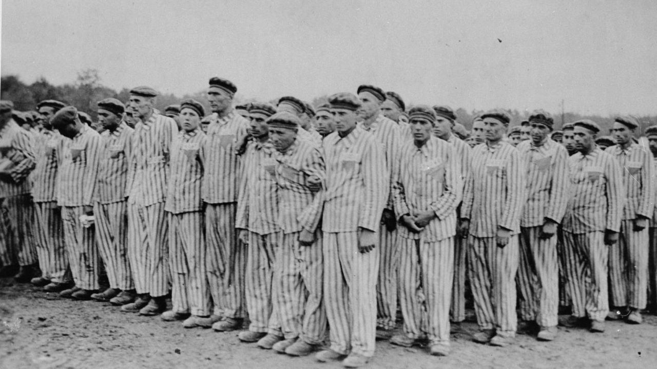 Durante o Holocausto, uniformes foram utilizados como forma de tirar a individualidade dos prisioneiros