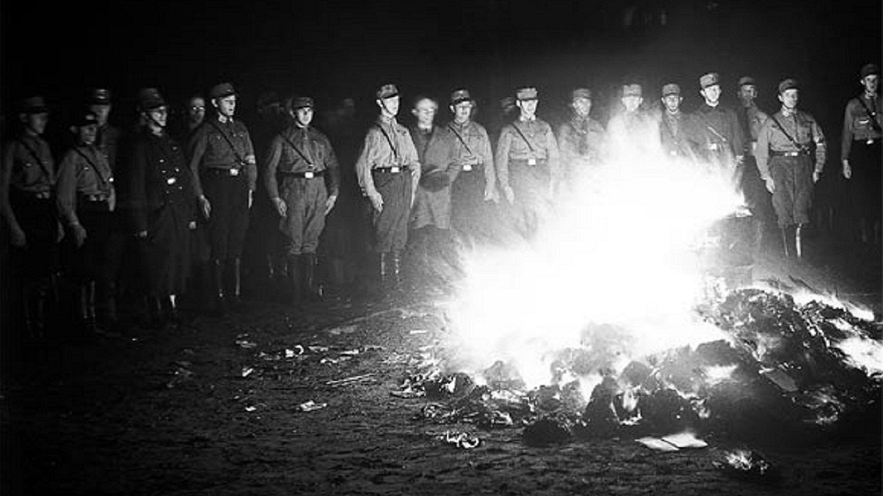 Desdém pelas artes: Quando nazistas queimaram livros em praça pública