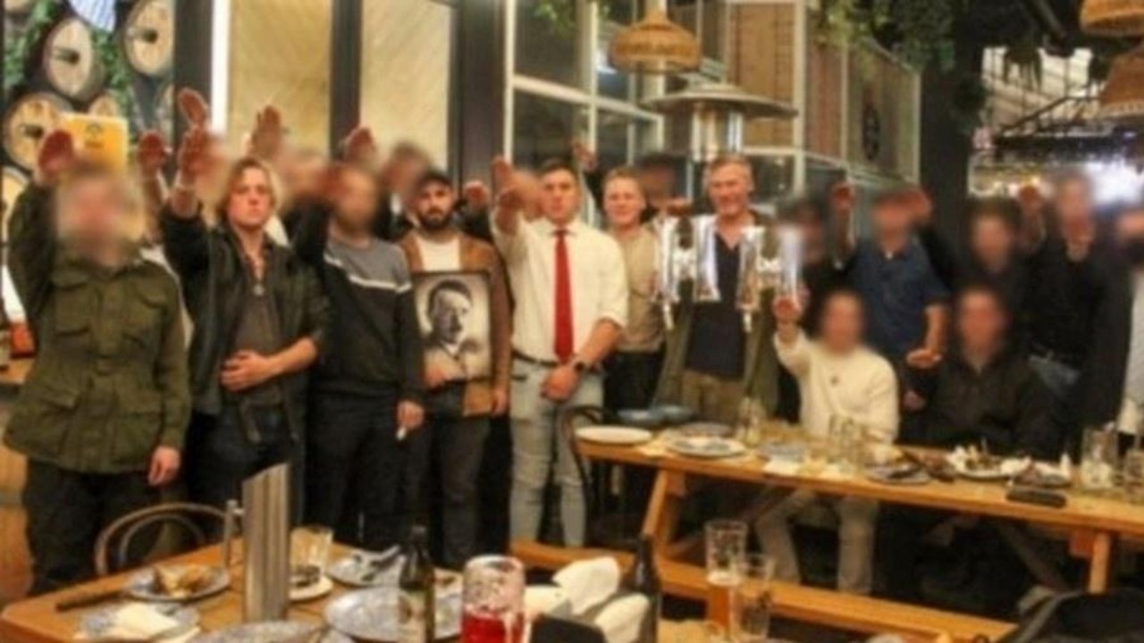 Grupo neonazista que celebrava aniversário de Hitler é expulso de restaurante