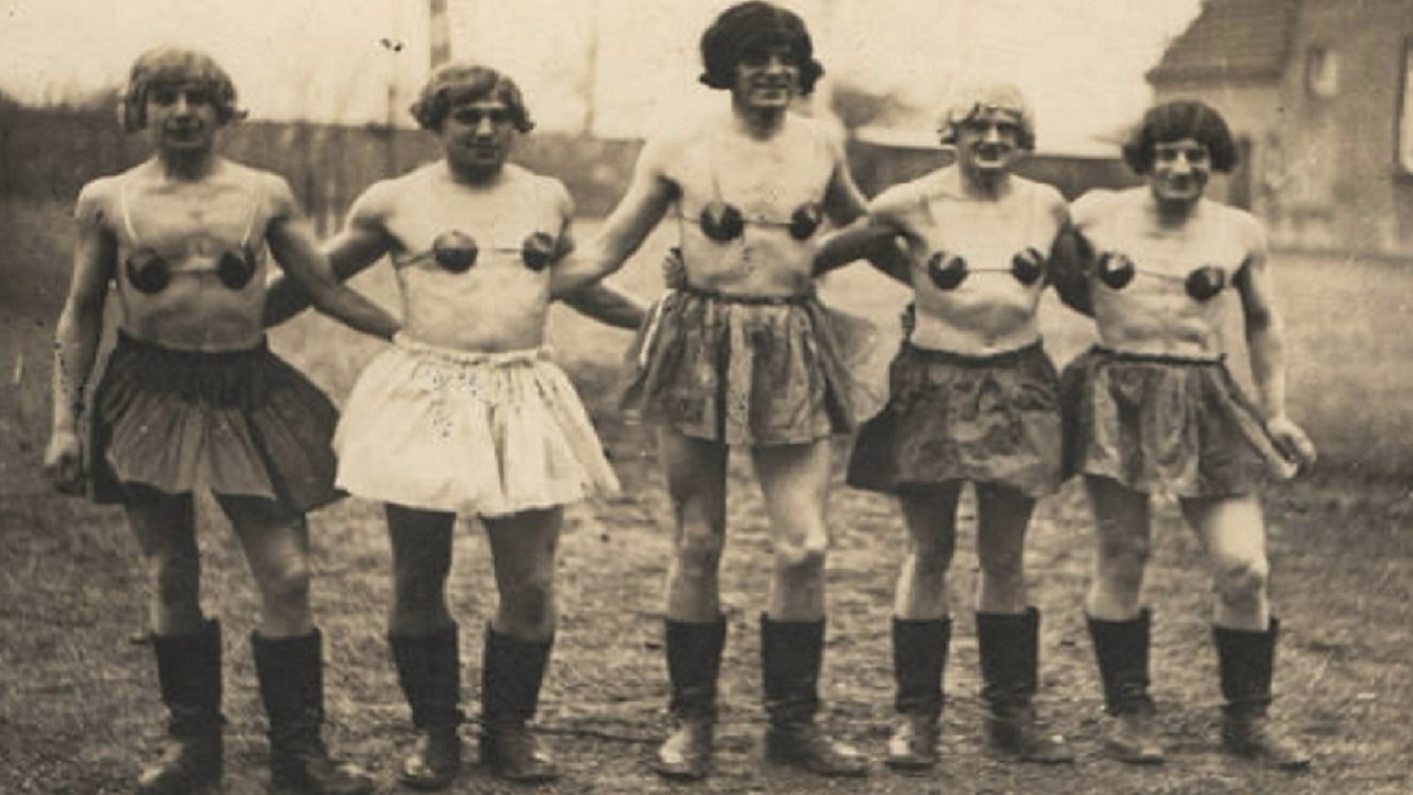 Enquanto os nazistas promoviam a ‘cura gay’, soldados faziam crossdresser