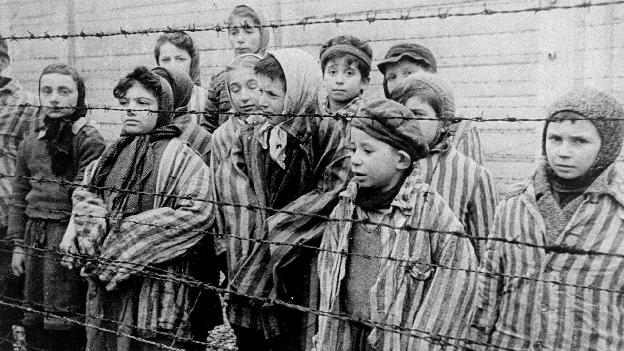 Nos EUA, 66% da geração Millennial desconhece o campo de concentração de Auschwitz, afirma estudo