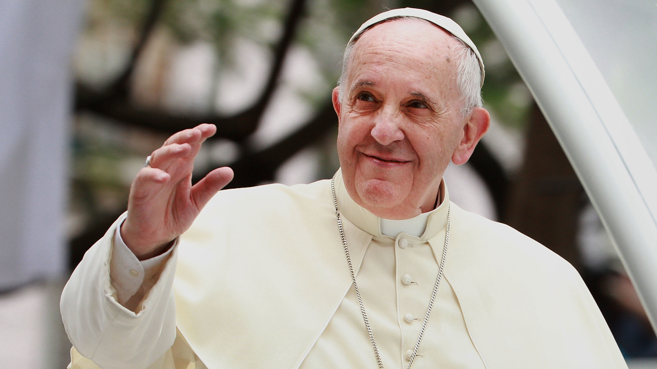 Após polêmica, papa Francisco emite decreto que endurece controle financeiro do Vaticano