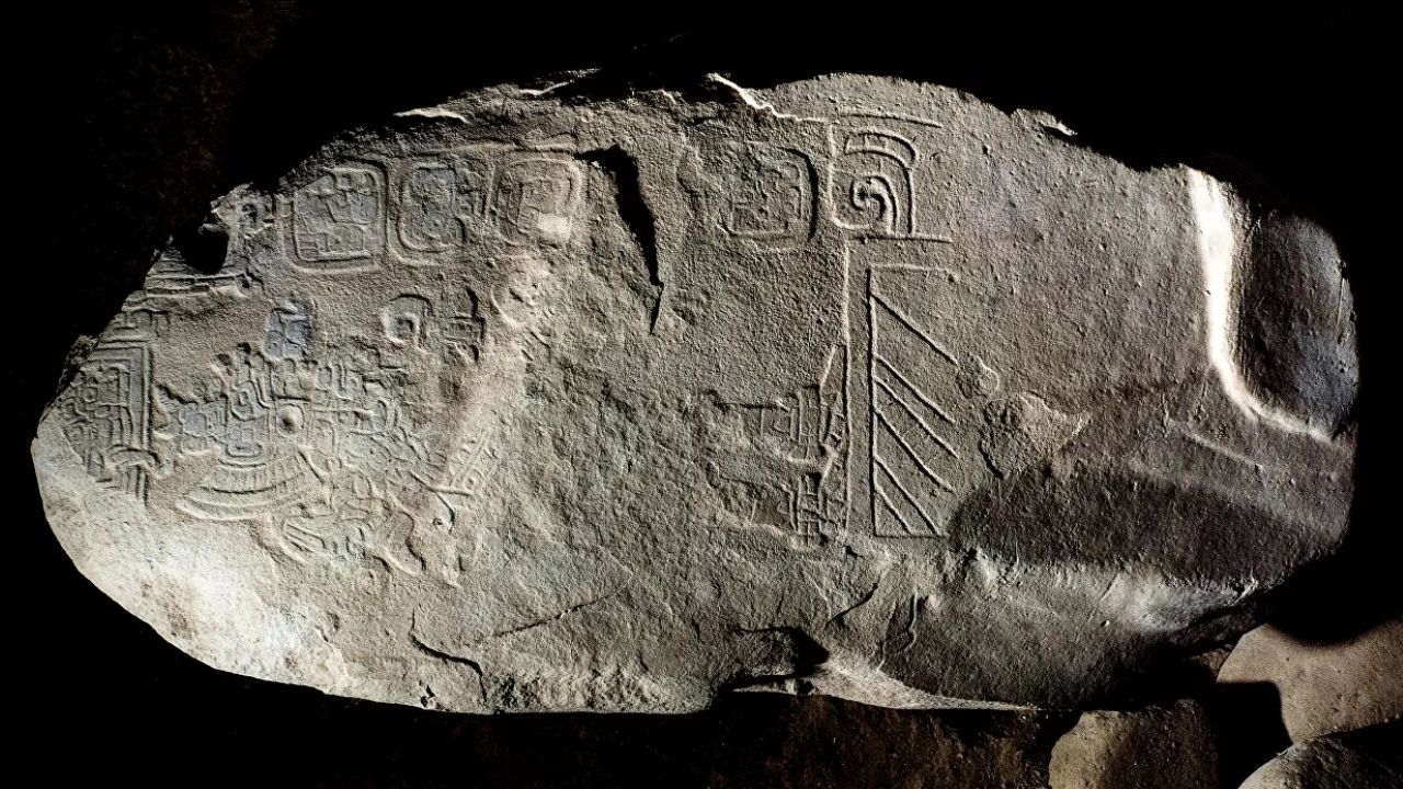 Lápide de 2.000 anos da Guatemala dá pistas sobre mistério da escrita dos maias