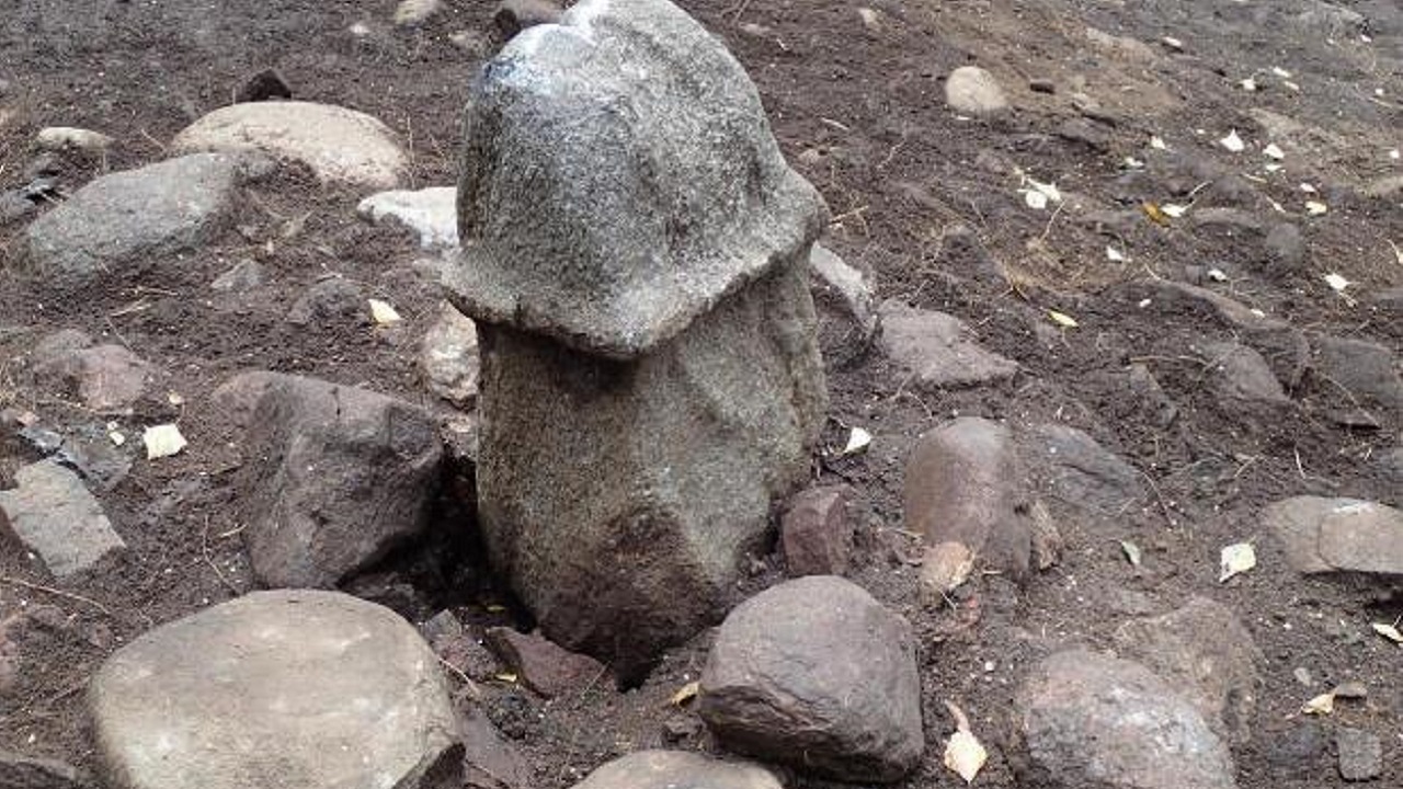 Arqueólogos descobrem por acidente rocha misteriosa em formato de pênis