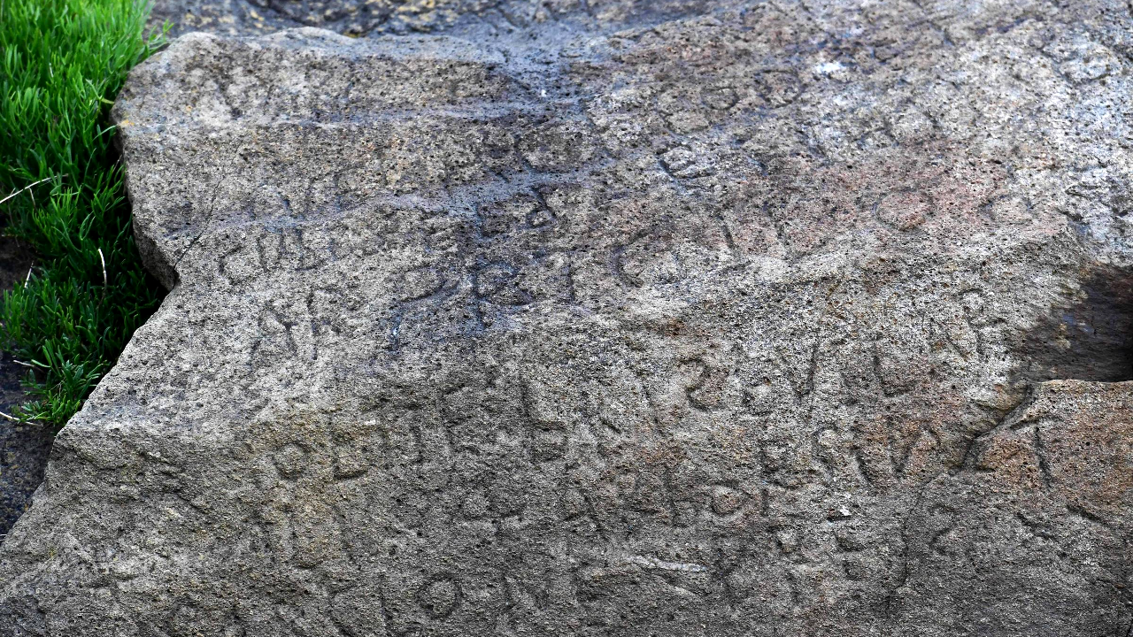 França oferece recompensa para quem desvendar código secreto de 230 anos
