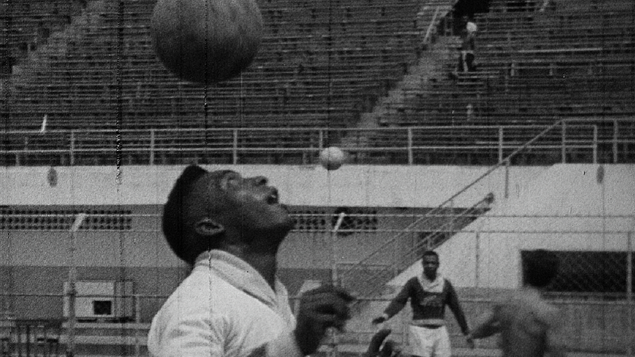 Vasco relembra jogo em que levou milésimo gol de Pelé: “Foi uma honra”