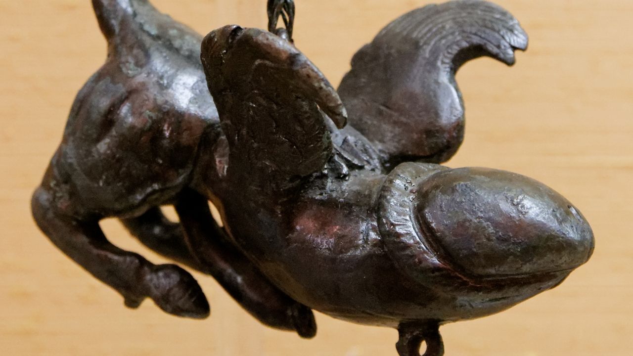 Conheça os inacreditáveis amuletos fálicos voadores da Roma Antiga descobertos pelo mundo
