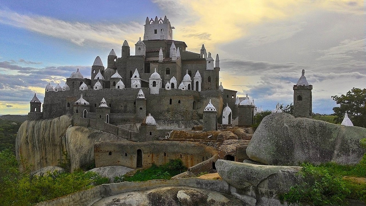 Zé dos Montes: O aposentado que construiu um castelo