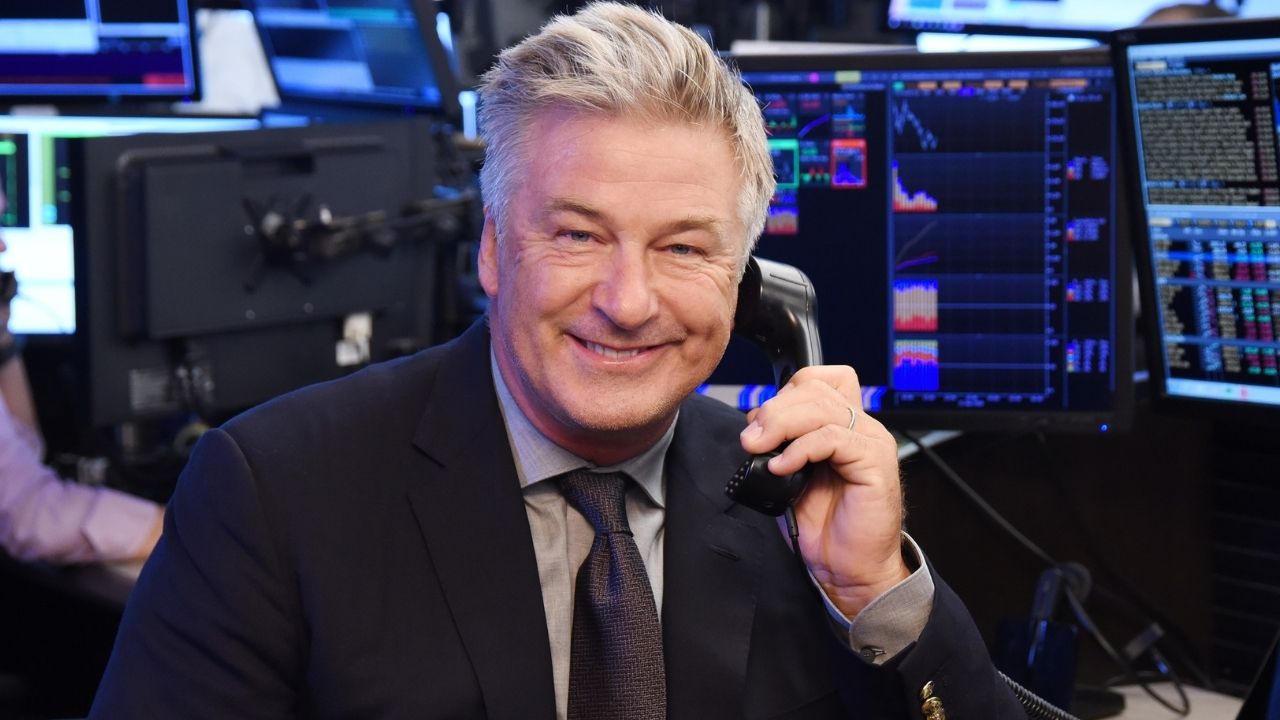 Polícia apreende celular de Alec Baldwin