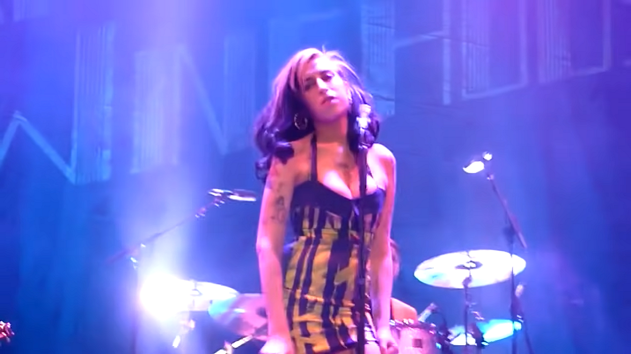 Vestido do último show de Amy Winehouse é vendido por mais de 1 milhão de reais