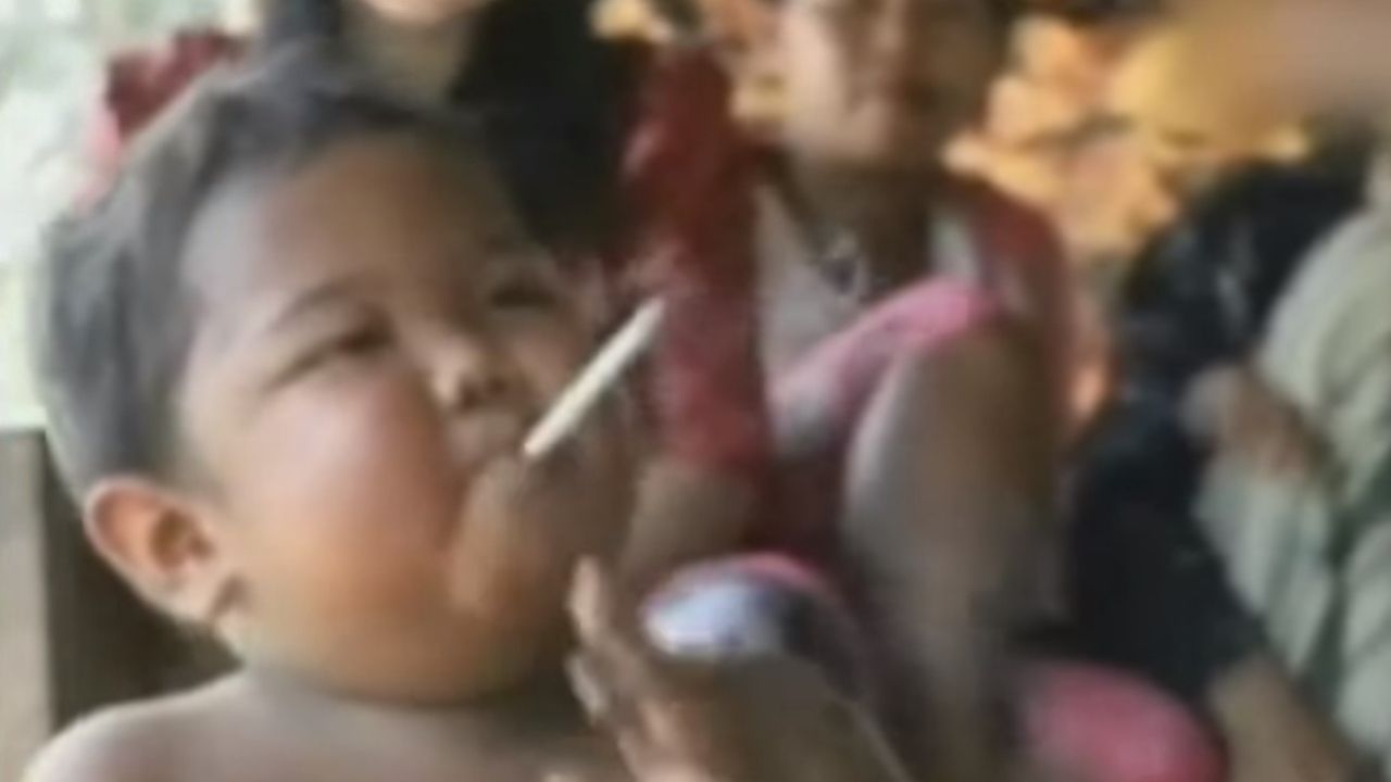 40 cigarros por dia: Veja o que aconteceu com o bebê fumante da Indonésia