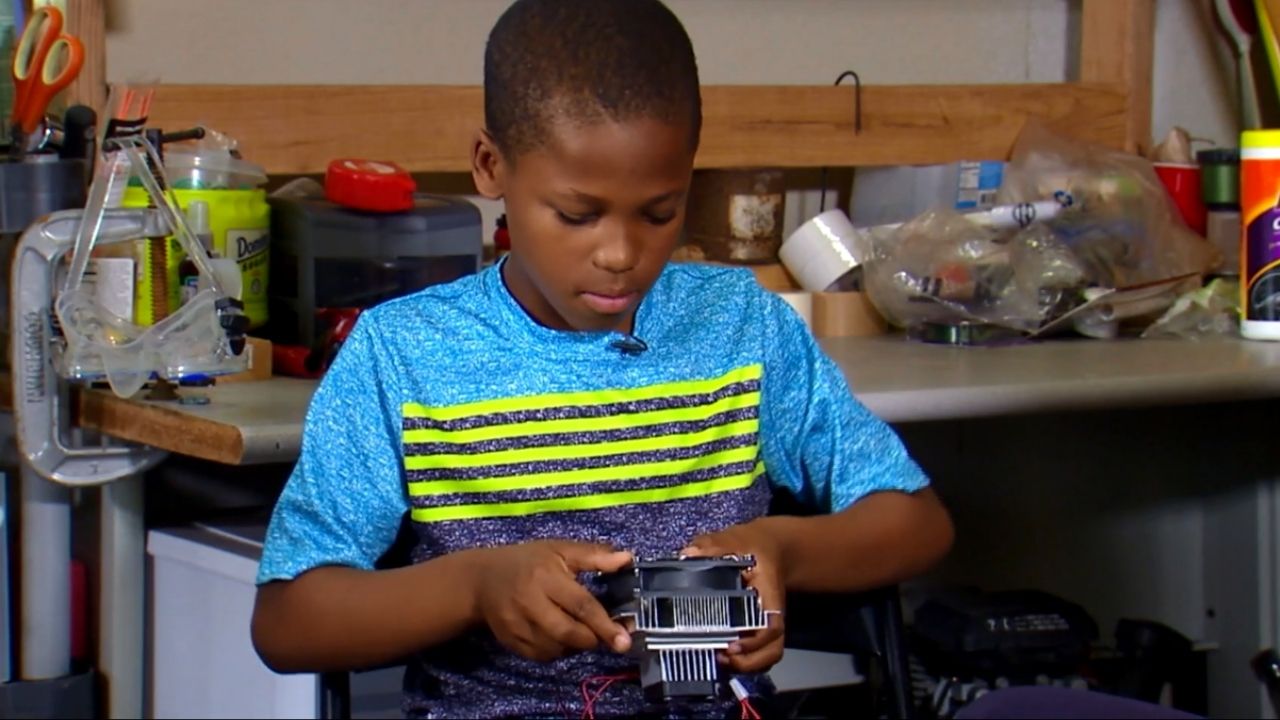 O menino de 11 anos que encontrou uma maneira de ajudar bebês esquecidos em carros