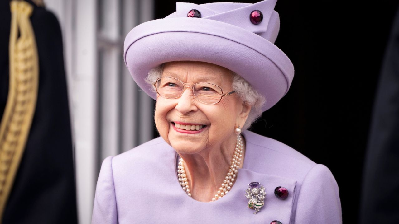 Monarca viajante: Os turbulentos primeiros anos do reinado de Elizabeth II