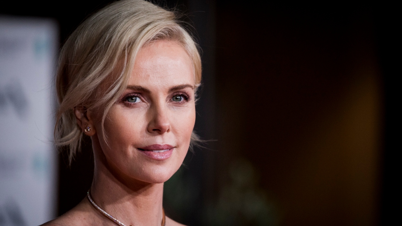 Testemunhou a morte do pai: a dura infância de Charlize Theron