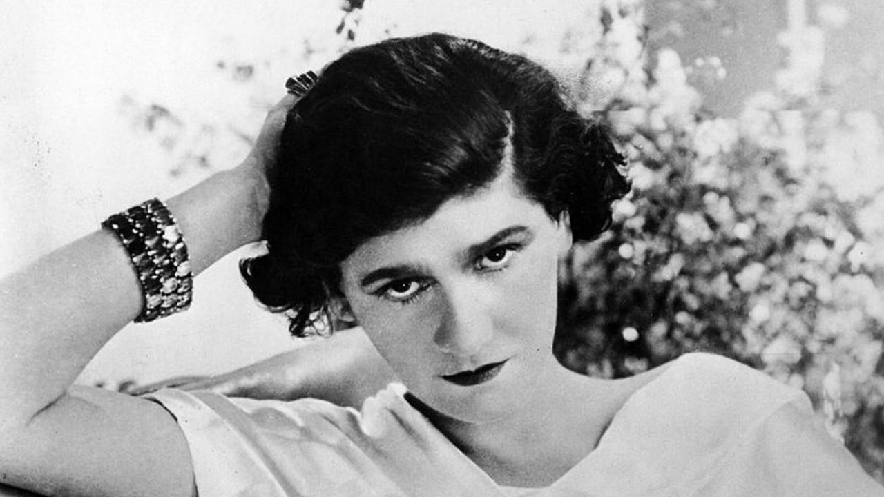 Origem humilde e abandono paterno: a vida íntima de Coco Chanel, uma das maiores estilistas do mundo