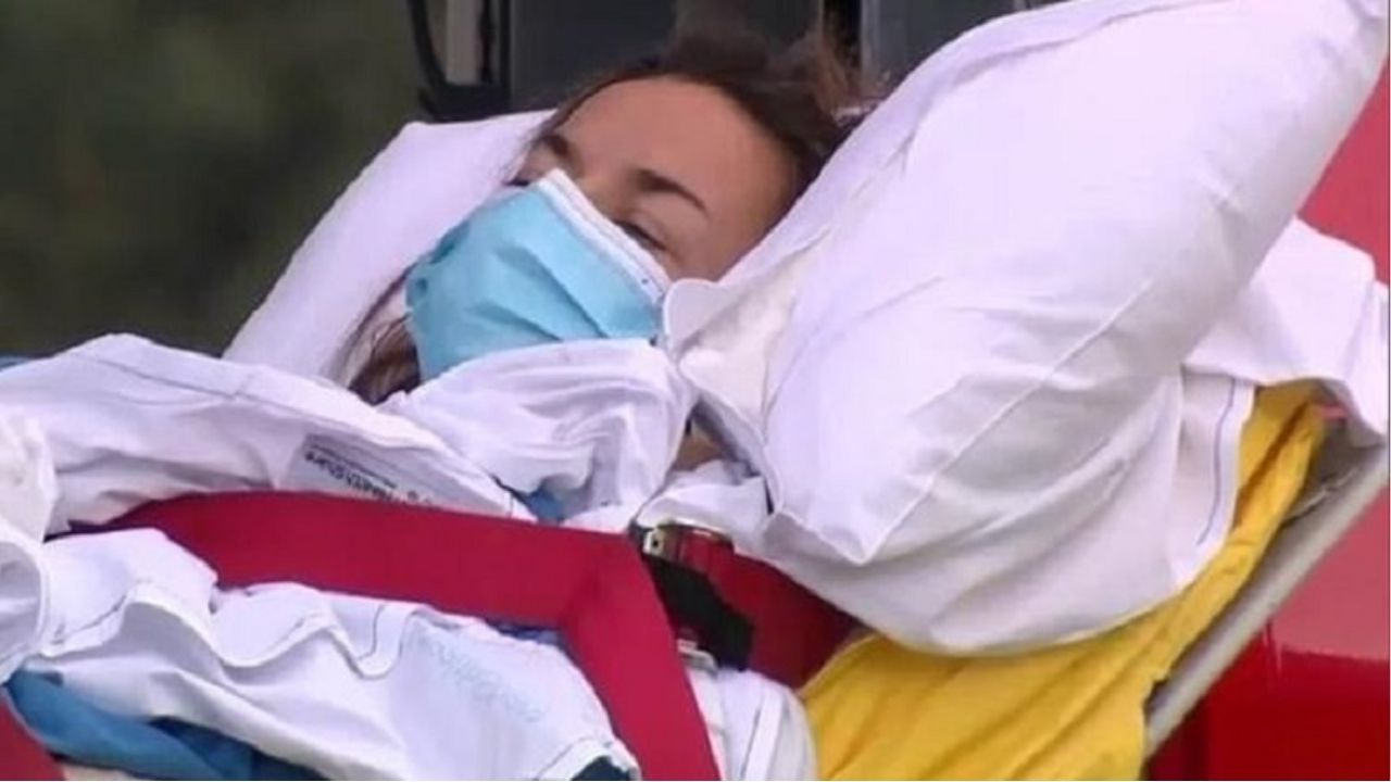 A mulher que sobreviveu a um ataque de tubarão após seu marido lutar com o animal