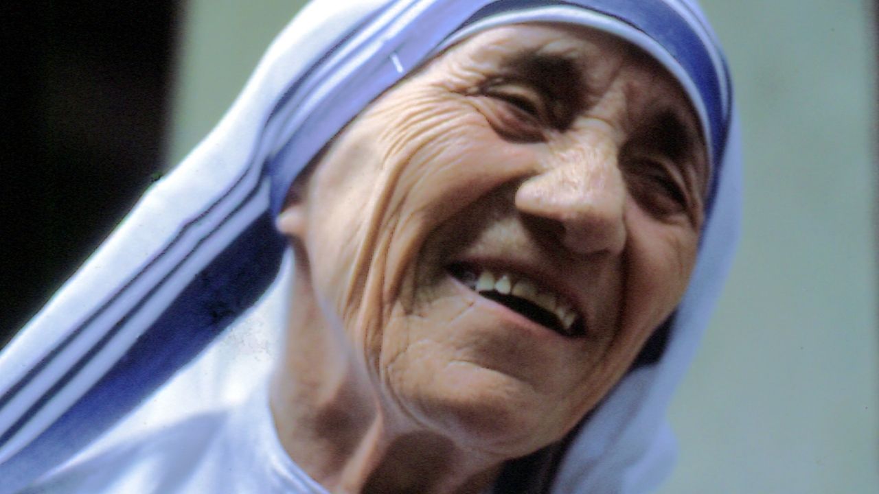 Do reconhecimento de um tirano às ‘conversões’ : 5 polêmicas sobre Madre Teresa