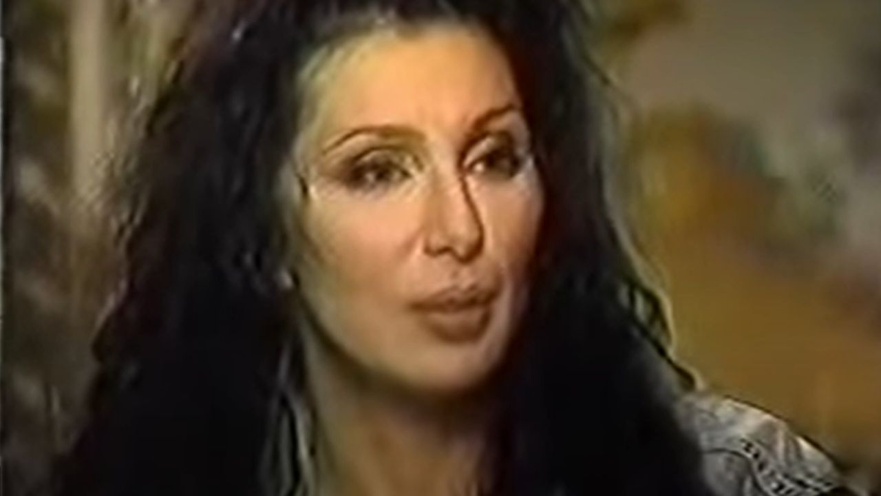Em 1996, Cher explicou porque homens não são necessidade: ‘Mãe, eu sou um homem rico’
