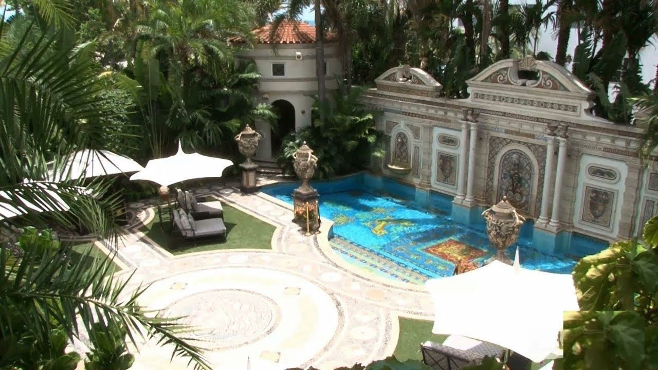 Nos 24 anos do assassinato de Gianni Versace, dois corpos foram encontrados em sua mansão