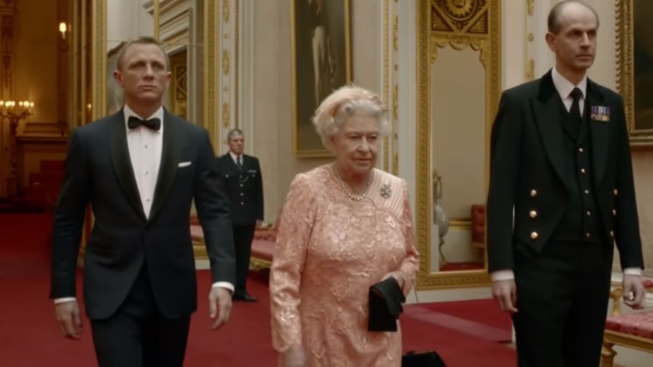 Quando Elizabeth II participou de uma cena com James Bond