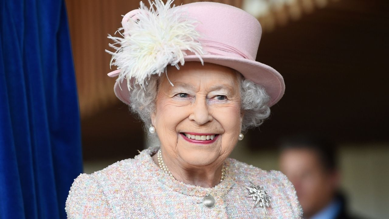 Elizabeth II aparece em holograma durante Jubileu de Platina