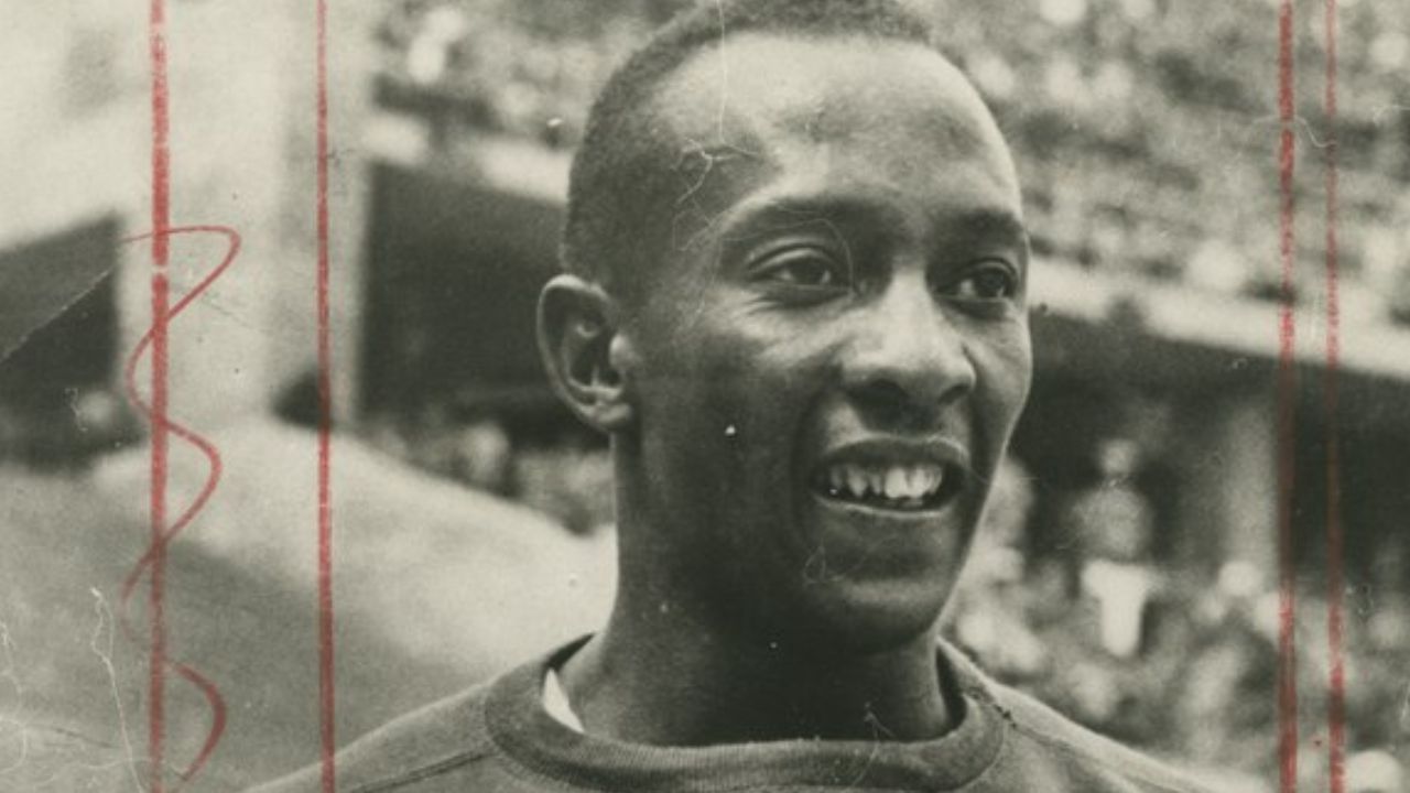 Jesse Owens, a carreira do atleta que triunfou sob a ira de Hitler