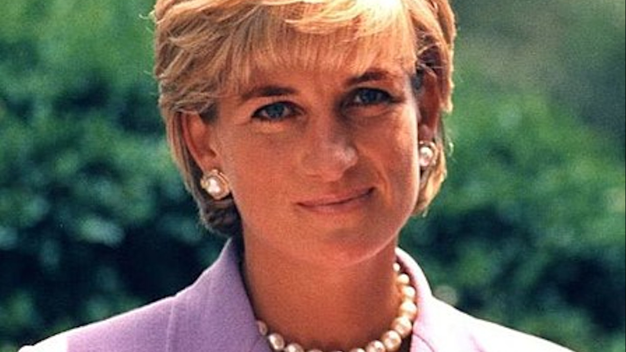 Pais separados e solidão: a turbulenta infância da Princesa Diana