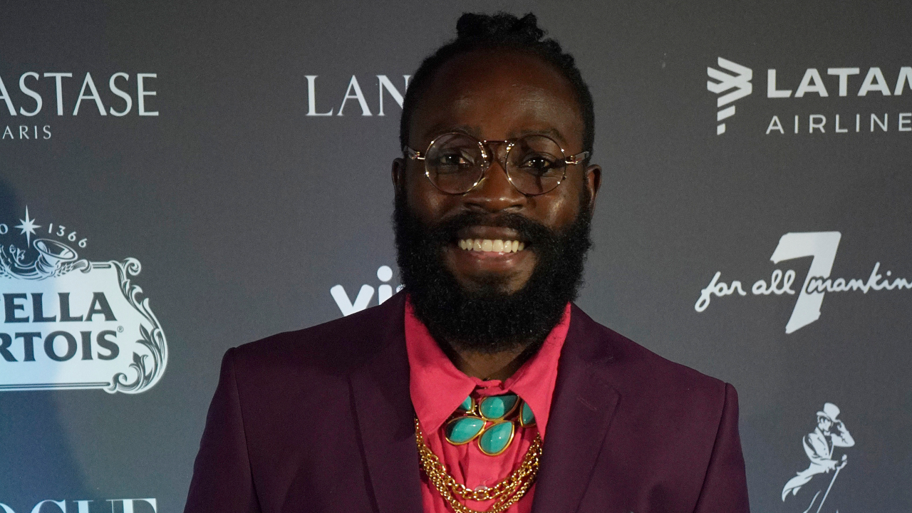 Primeiro brasileiro a ser indicado ao Emmy é alvo de racismo