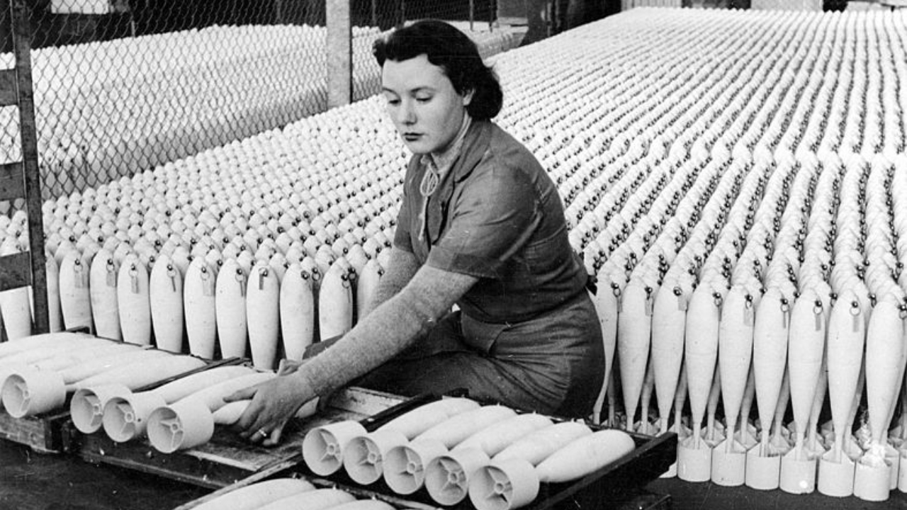 Vestidos remendados, truques de maquiagem e cabeleireiros em sufoco: A moda durante a Segunda Guerra
