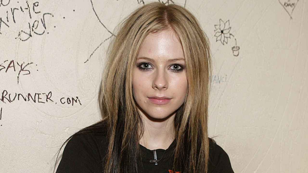Sósia de uma estrela: A bizarra teoria de que Avril Lavigne está morta