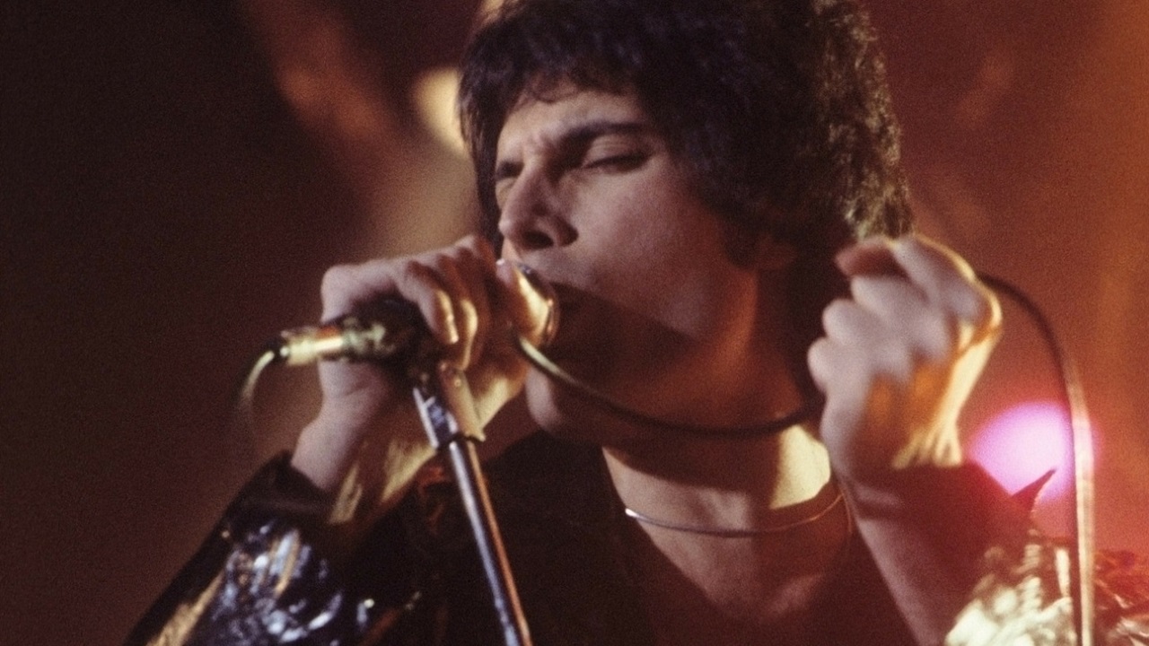 O que motivou Freddie Mercury a revelar que tinha HIV apenas em seu leito de morte?