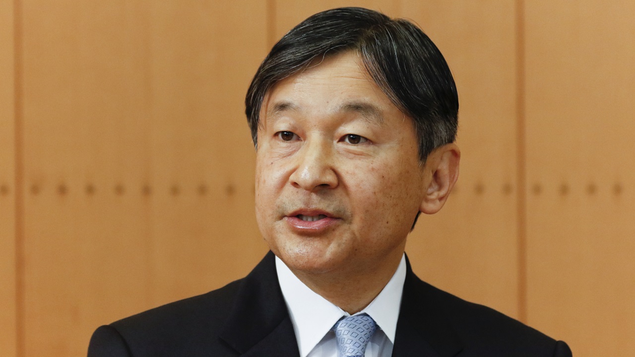 Homem fica nu diante do imperador do Japão durante discurso de Ano Novo