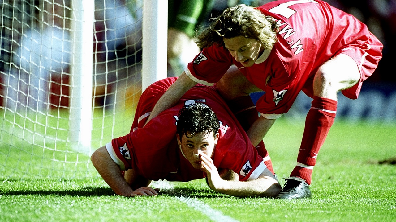 O que levou Robbie Fowler a comemorar um gol desta maneira polêmica?